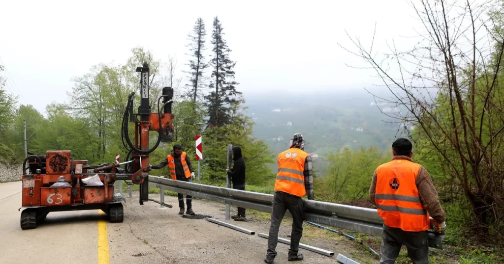 Sakarya Taşyatak’ta çelik bariyer montajı tamam