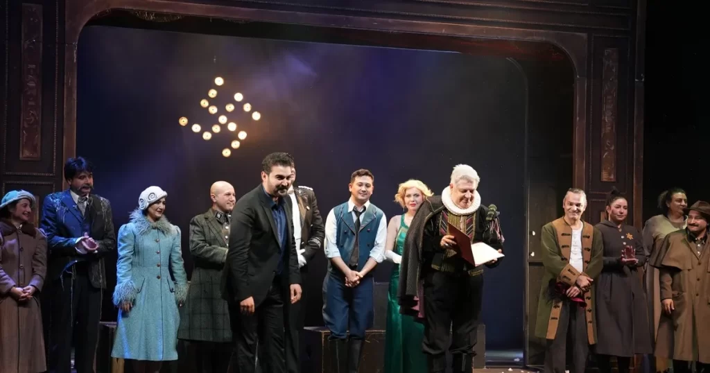 “Yaşamak mı Yoksa Ölmek mi?” Adana’da alkış topladı