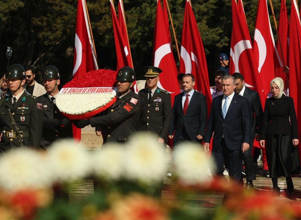 GENÇLİK VE SPOR BAKANI BAK, ANITKABİR’İ ZİYARET ETTİ