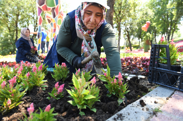 Bursa Osmangazi’nin her yeri çiçek kokuyor