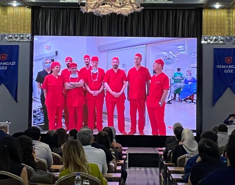 Bursa’da göz cerrahlarından canlı ameliyat