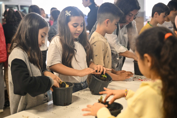 İzmir Bornova’da yerel tohuma çocuk eli!