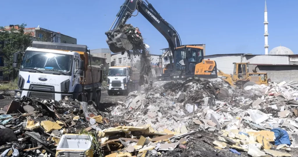 İzmir Buca’da temizlik operasyonu