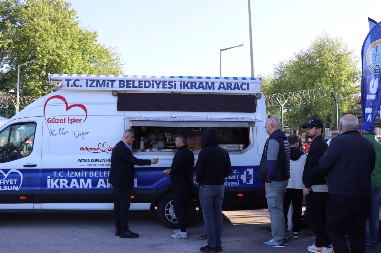 İzmit’te TÜPRAŞ işçilerine sıcak destek