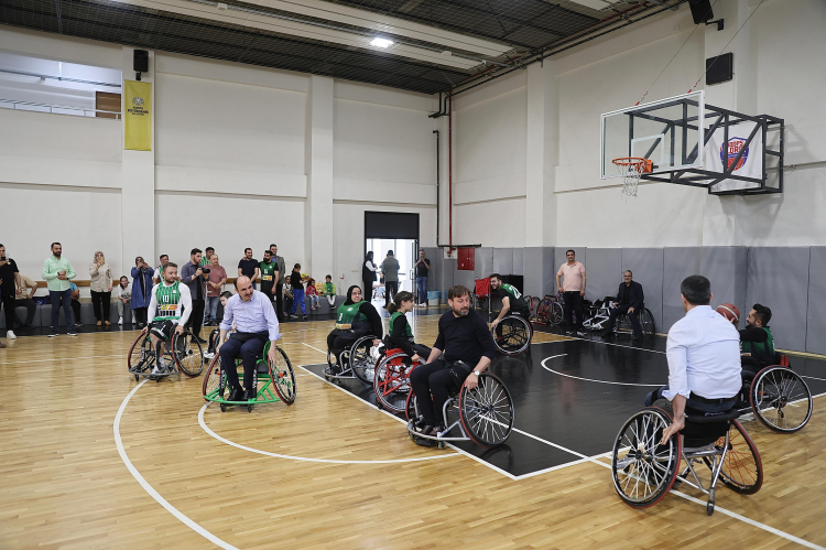 Konya’da tekerlekli sandalyede pota heyecanı