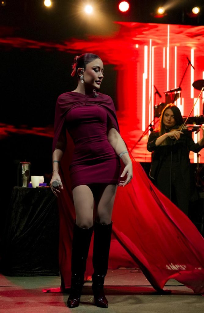 Melek Mosso depremzedeler için sahne aldı