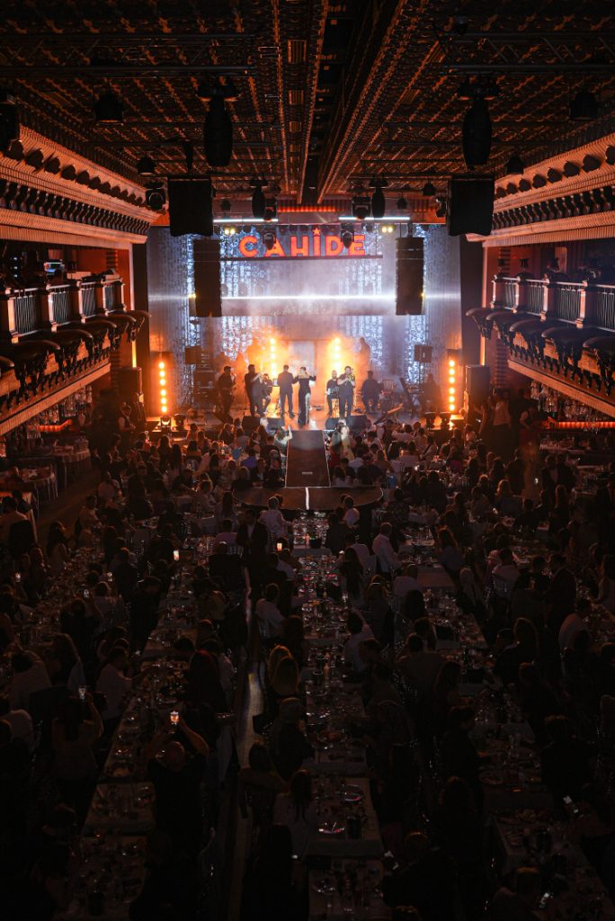 Sibel Can’dan yaza ışıltılı merhaba