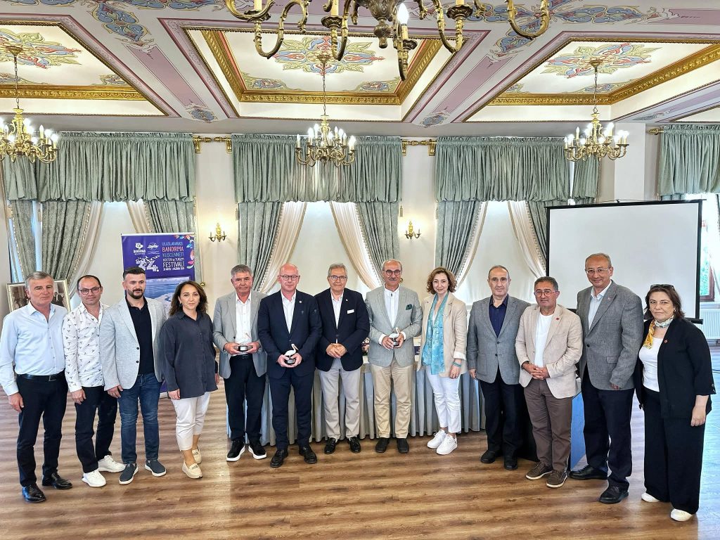 MARMARA DENİZİ VE MÜSİLAJ KABUSU BANDIRMA’DA MASAYA YATIRILDI