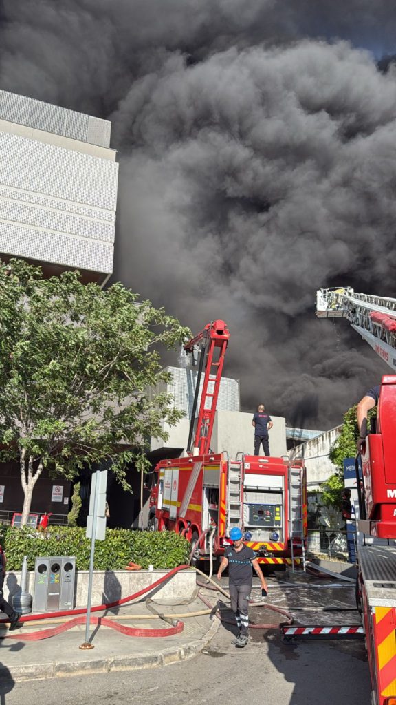 İzmir’de plastik deposunda yangın!