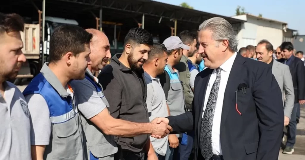 Kayseri Melikgazi mesaiye bayramlaşarak başladı