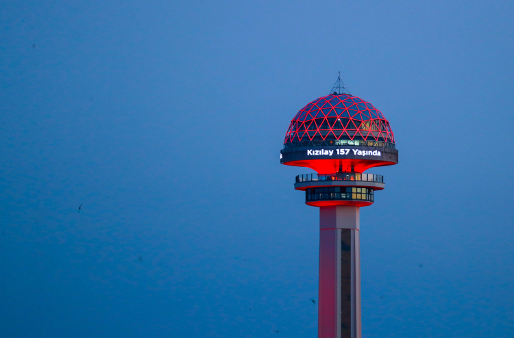 Simgesel yapılar kırmızıya büründü