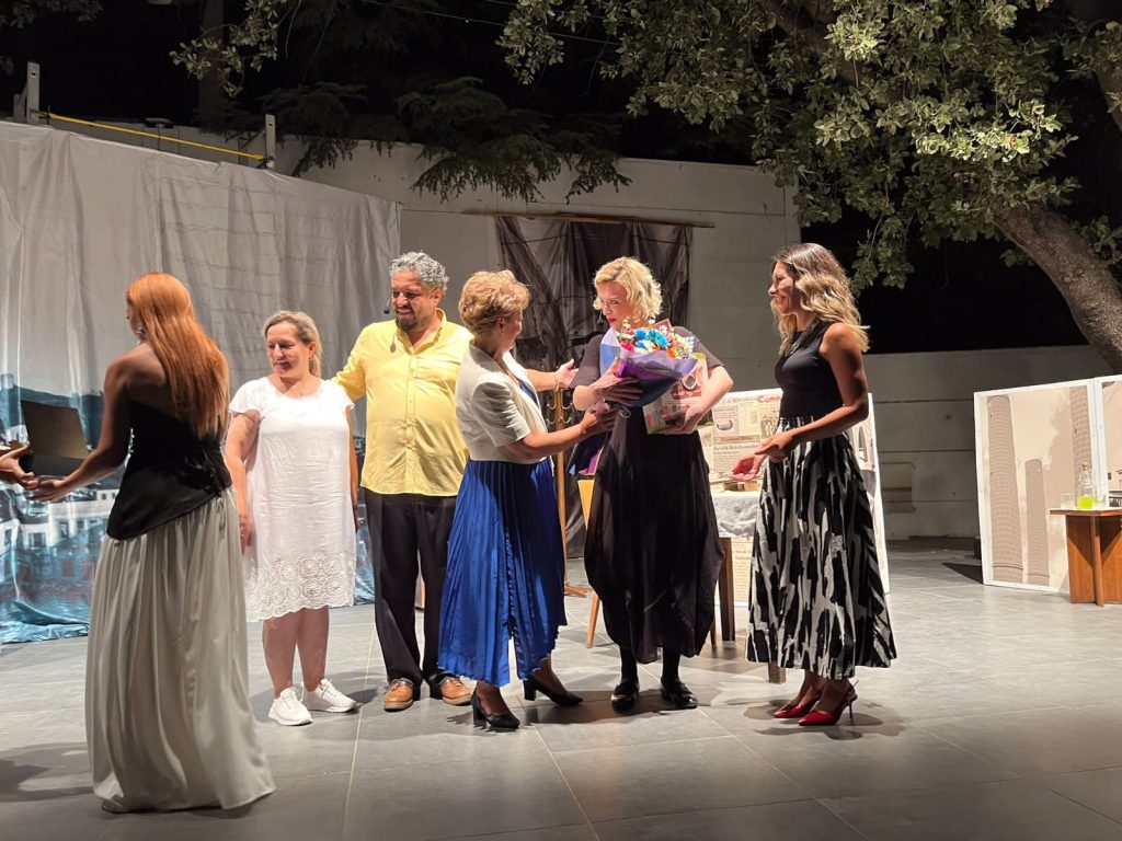 Burhaniye 6. Kitap Fuarı’nda Tiyatro Rüzgârı: Ayvalık Belediye Tiyatrosu’ndan Unutulmaz Bir Açılış