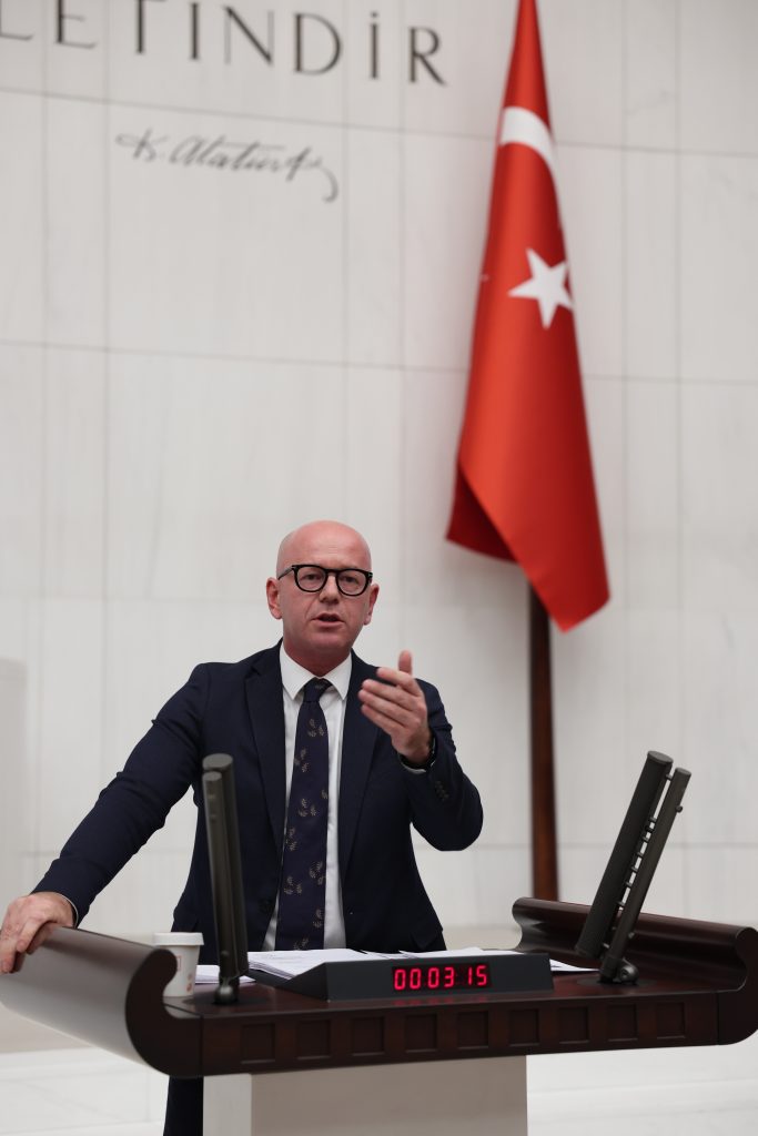 CHP’Lİ SERKAN SARI: “MECLİSİN SAYGINLIĞINA GÖLGE DÜŞTÜ!”