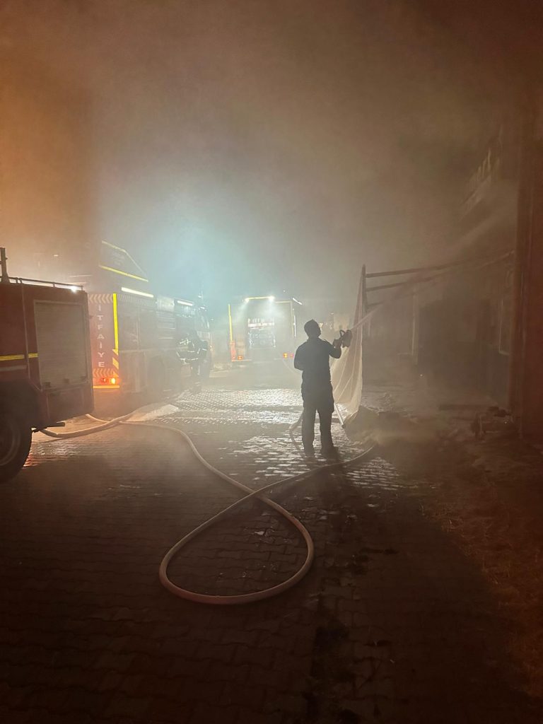 Ayvalık’ta Zeytinyağı Paketleme Tesisinde Yangın