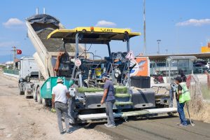 BURHANİYE’DE KAPSAMLI YOL YENİLEME ÇALIŞMALARI ARALIKSIZ SÜRDÜRÜLÜYOR