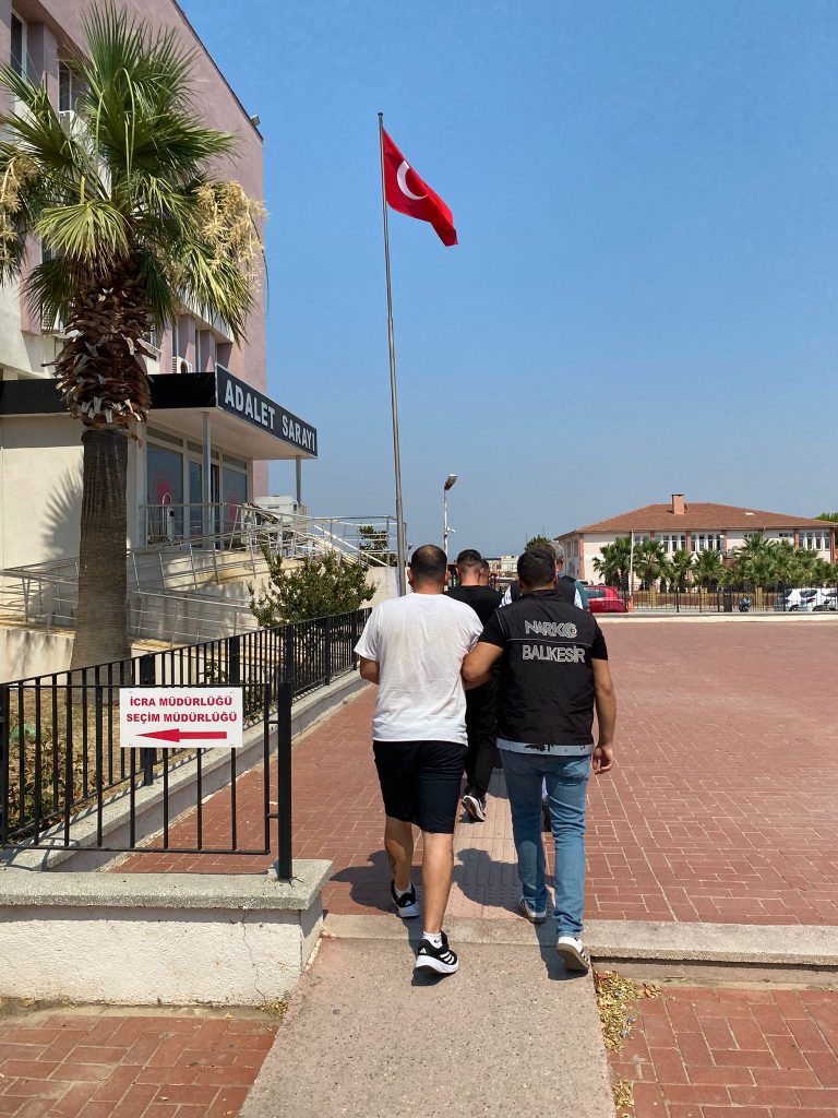POLİSTEN DARBE YİYEN 3 UYUŞTURUCU SATICISI TUTUKLANDI