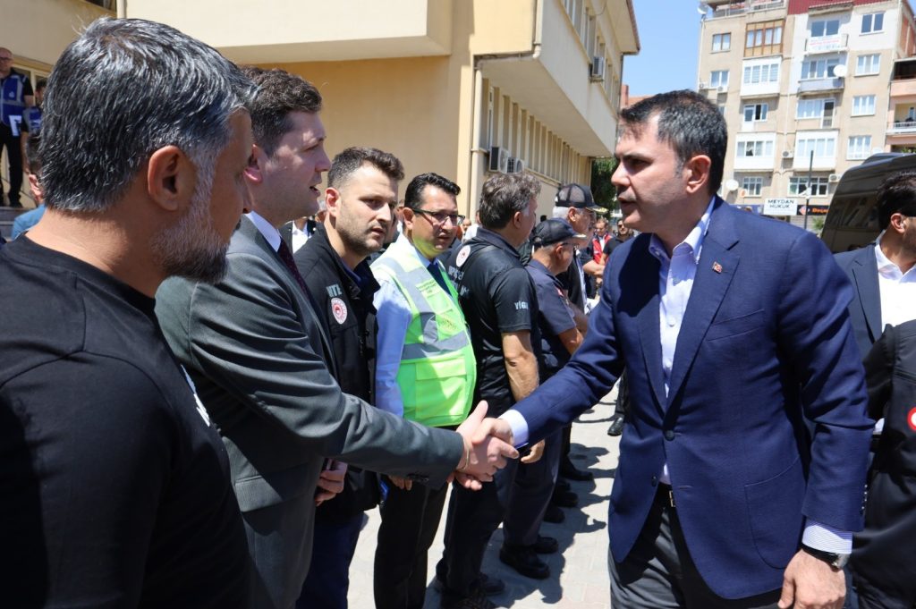 Depremin Ardından Sındırgı’da Yoğun Mesai: İl Sağlık Müdürü Dr. Miraç Çavdar Sahada