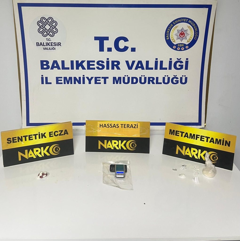 AYVALIK’TA NARKOTİK EKİBİNDEN ŞÜPHELİ ARACA OPERASYON