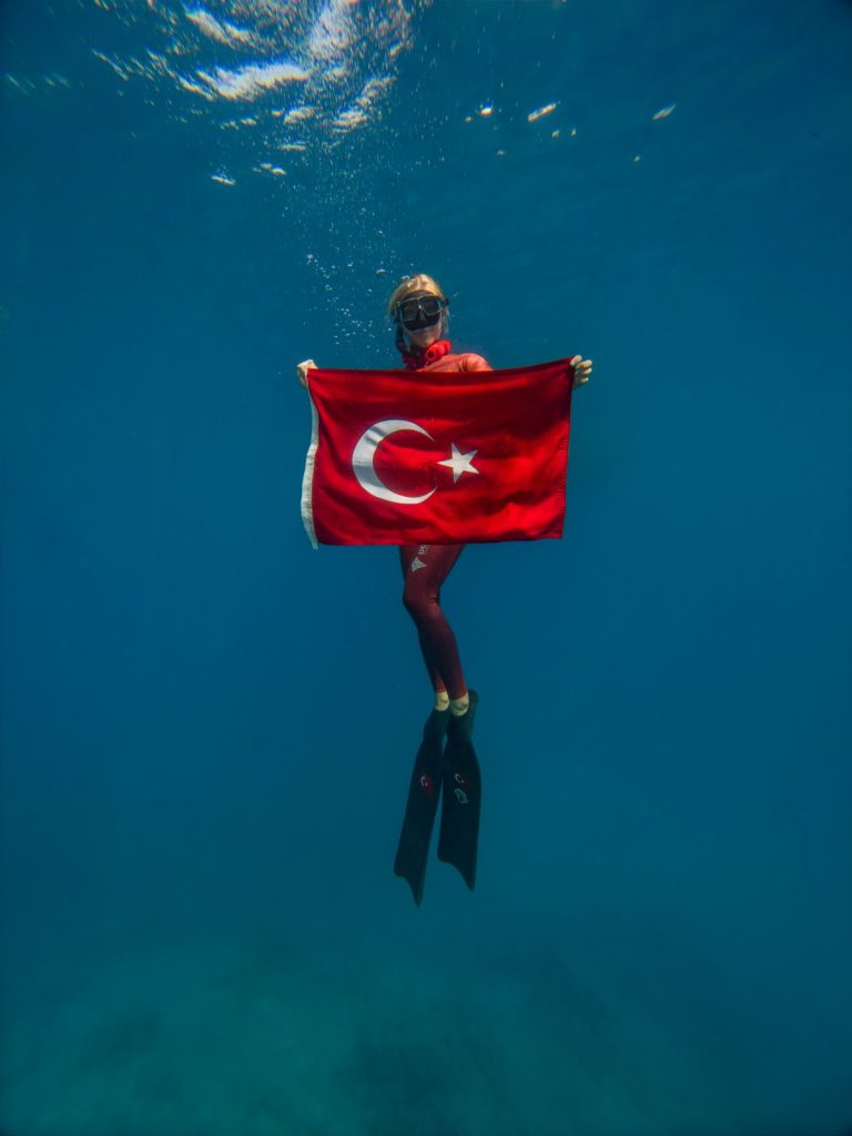 Şahika Ercümen, Zafer Bayramı’nı Batık Tank Üzerinde Türk Bayrağıyla Kutladı