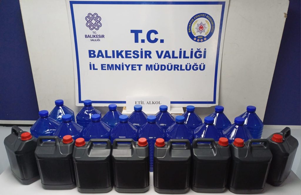 AYVALIK’TA KAÇAK ETİL ALKOL OPERASYONU: KOM EKİPLERİ 120 LİTREYİ ELE GEÇİRDİ