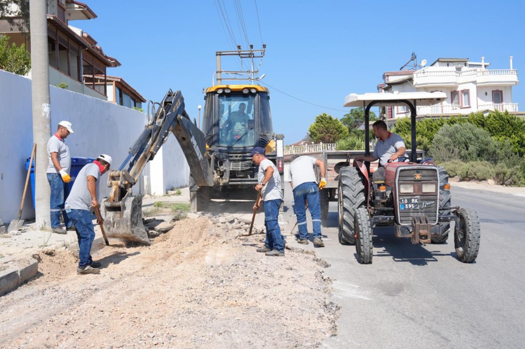 BURHANİYE’DE YOL BAKIM VE ONARIM ÇALIŞMALARI DEVAM EDİYOR