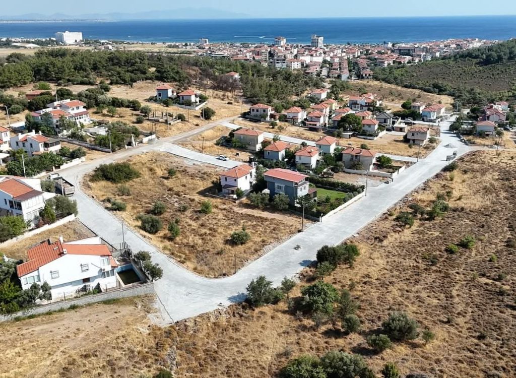 AYVALIK’TA BAŞKAN MESUT ERGİN: “SARIMSAKLI’DA 30 BİN METREKARELİK YENİ YOL TAMAMLADIK”