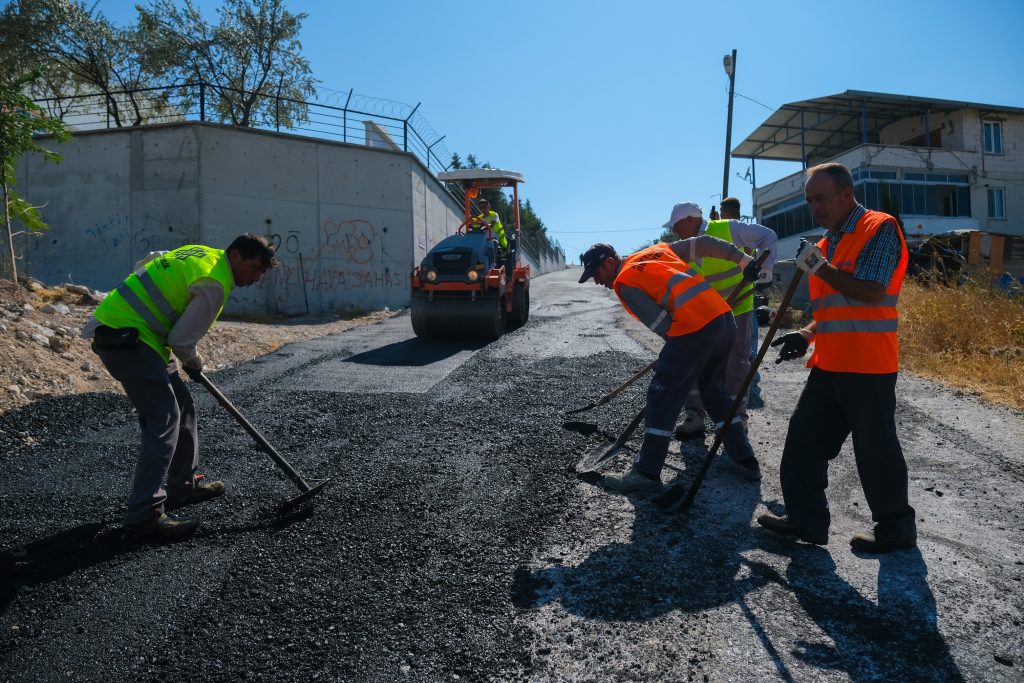 Altıeylül’de Kaldırımlar Yenileniyor, Kent Estetiği Güçleniyor