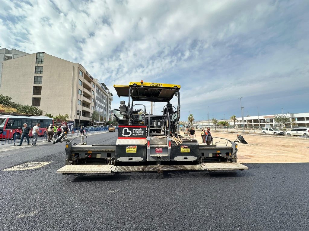 Bandırma’da Yol Seferberliği: Tel Örgü Boyu ve Mahalle Aralarında Çalışmalar Sürüyor
