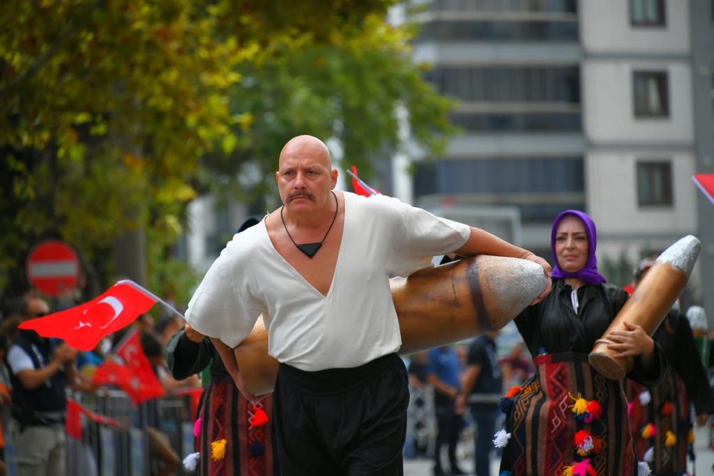 BALIKESİR’DE 103 YILLIK GURUR: KURTULUŞ COŞKUSU MEYDANA SIĞMADI