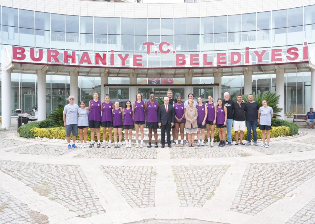 ASLAN YOL BURHANİYE BELEDİYESPOR KADIN BASKETBOL TAKIMINDAN BAŞKAN DEVECİLER’E ZİYARET