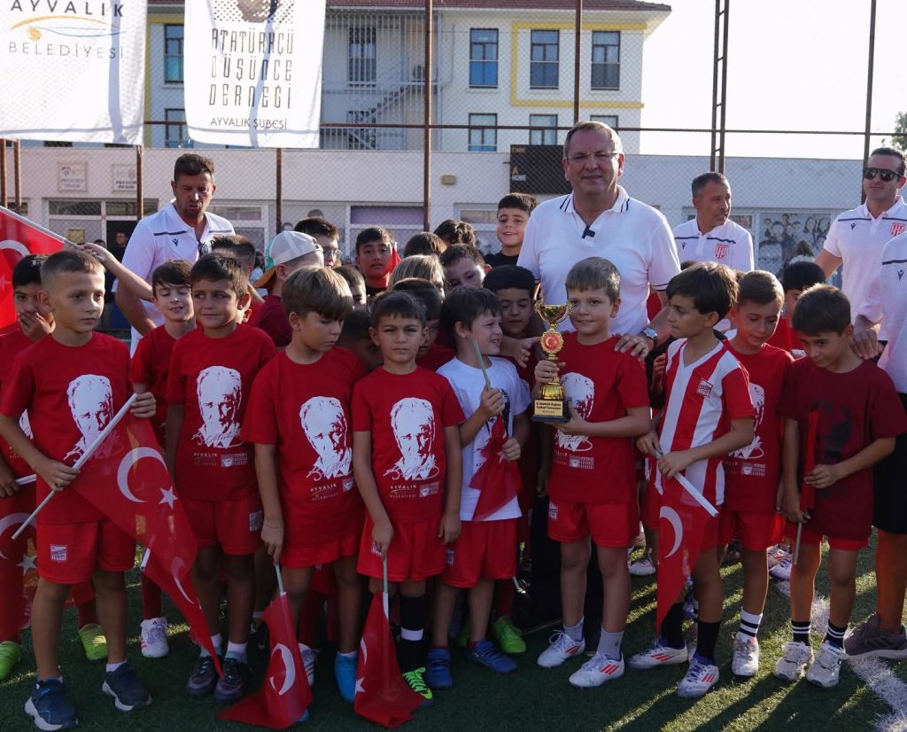Ayvalık’ta 30 Ağustos Coşkusu: Atatürk Kupası’nda Dostluk Kazandı