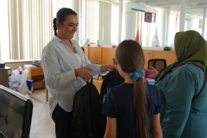 Burhaniye Belediyesi’nden Sosyal Belediyecilik Örneği: Öğrencilere Kırtasiye ve Kıyafet Yardımı