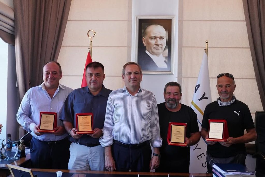 “Ayvalık Benimle Temiz” Dalgıçları Deniz İçin Daldı, Başkan Ergin’den Teşekkür Plaketi!