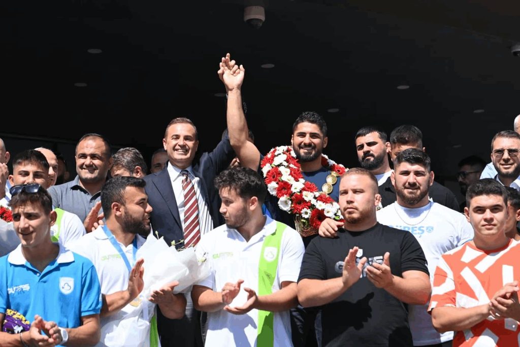 Başpehlivan Enes Doğan’a Davullu Zurnalı Karşılama