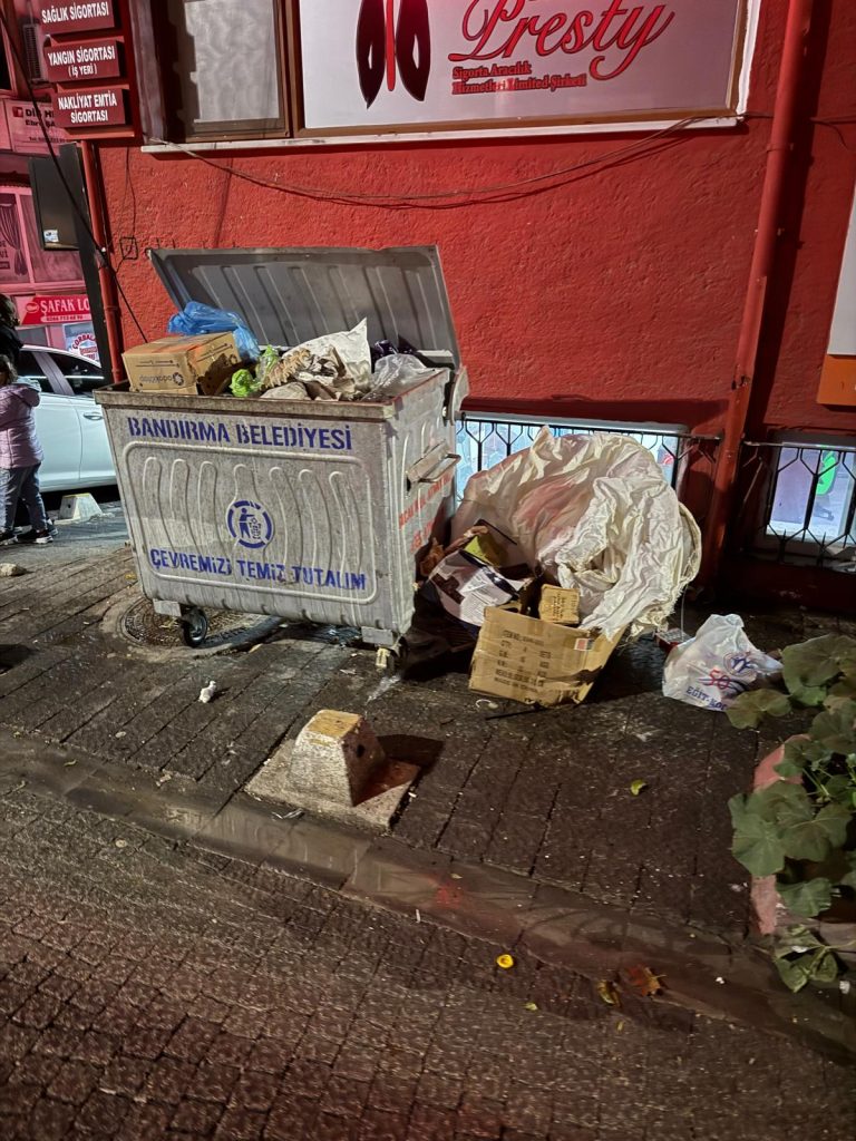 BANDIRMA’DA TEMİZLİK SORUNU VATANDAŞIN TEPKİSİNİ ÇEKİYOR