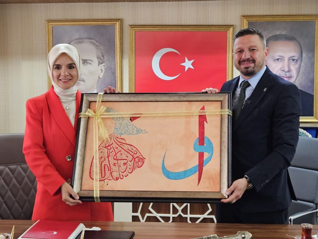 Avrupa’nın İlk Başörtülü Milletvekili Bakan Göktaş, AK Parti Balıkesir İl Başkanlığını Ziyaret Etti