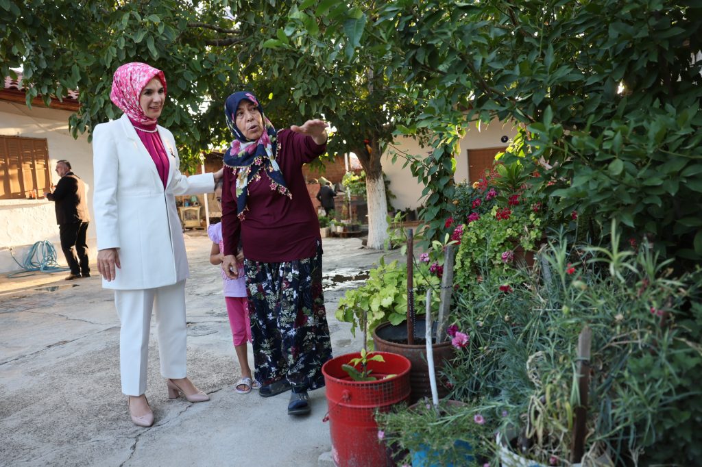 Bakan Göktaş, Kıbrıs Gazisi ve eşinin 48 yıllık yuvasına misafir oldu