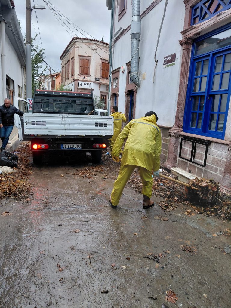 Ayvalık Belediyesi’nden Yağmura Karşı Hızlı Müdahale