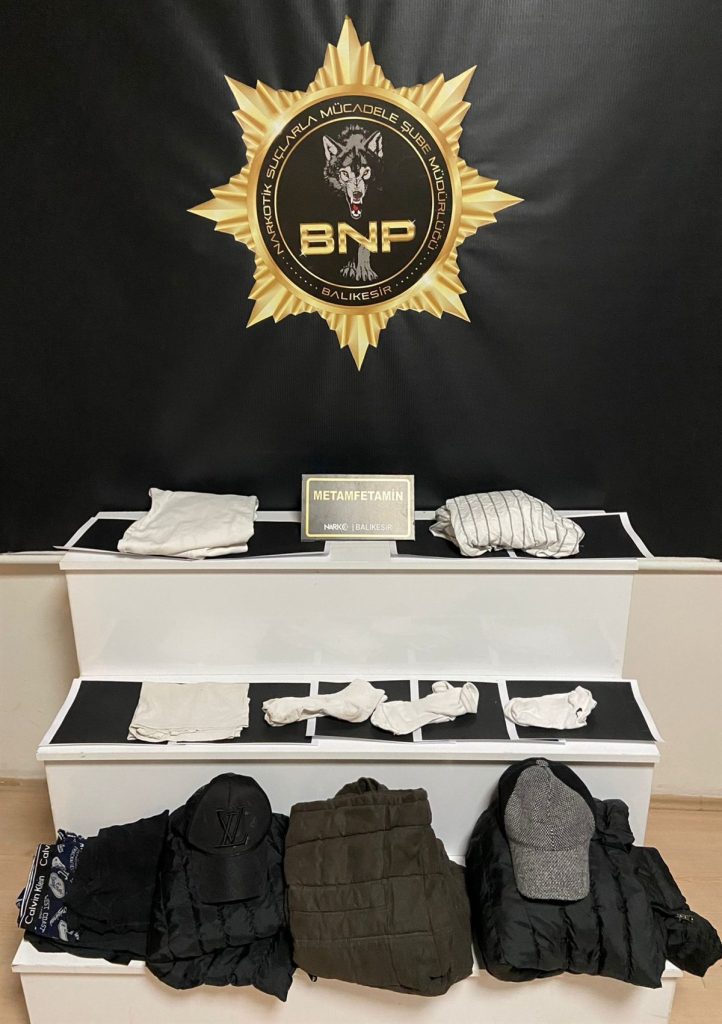 Balıkesir Emniyetinden Zehir Tacirlerine Büyük Darbe: Kıyafete Emdirilmiş 3.7 Kg Metamfetamin Ele Geçirildi