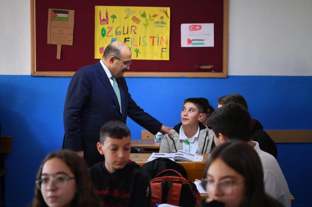 Vali Ustaoğlu Öğretmenlerle Buluştu: “Güçlü Gelecek Nitelikli Eğitimle Mümkün”