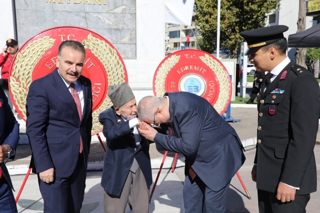 Edremit’te Cumhuriyet’in 102. Yılı Coşkuyla Kutlandı