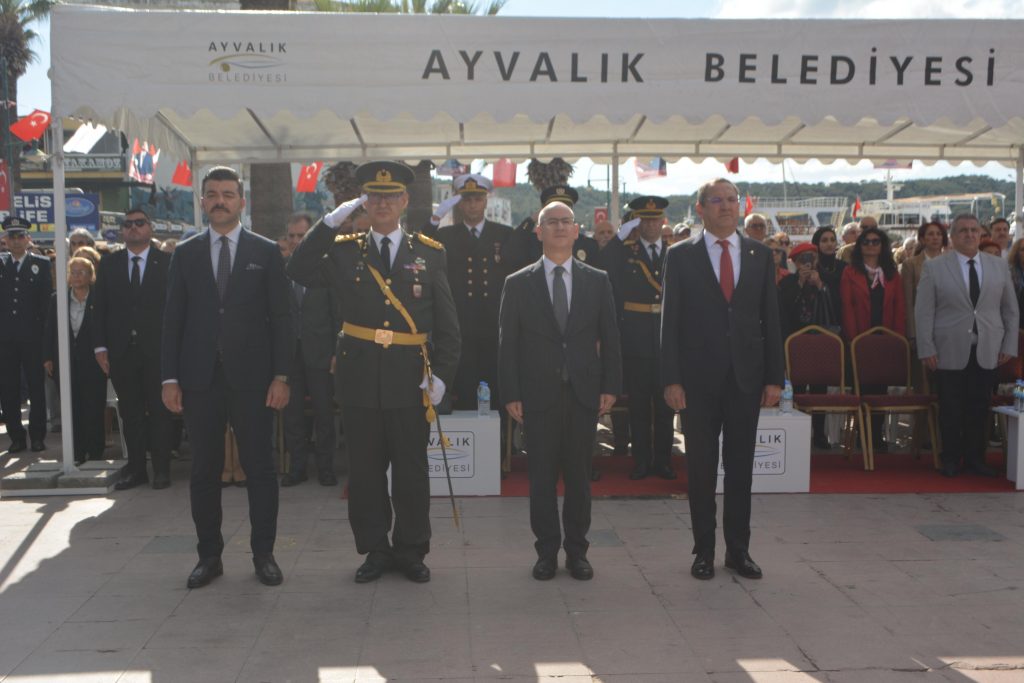 AYVALIK’TA CUMHURİYET BAYRAMI KUTLAMALARI ÇELENK SUNUMUYLA BAŞLADI