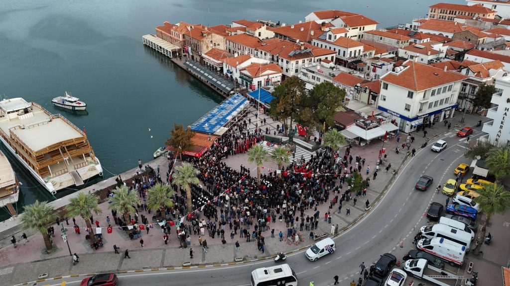  “Gazi Mustafa Kemal Atatürk’ü rahmet, saygı ve özlemle anıyoruz.