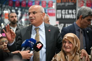 88 yaşındaki Emine Teyze okumanın yaşı olmadığını gösterdi