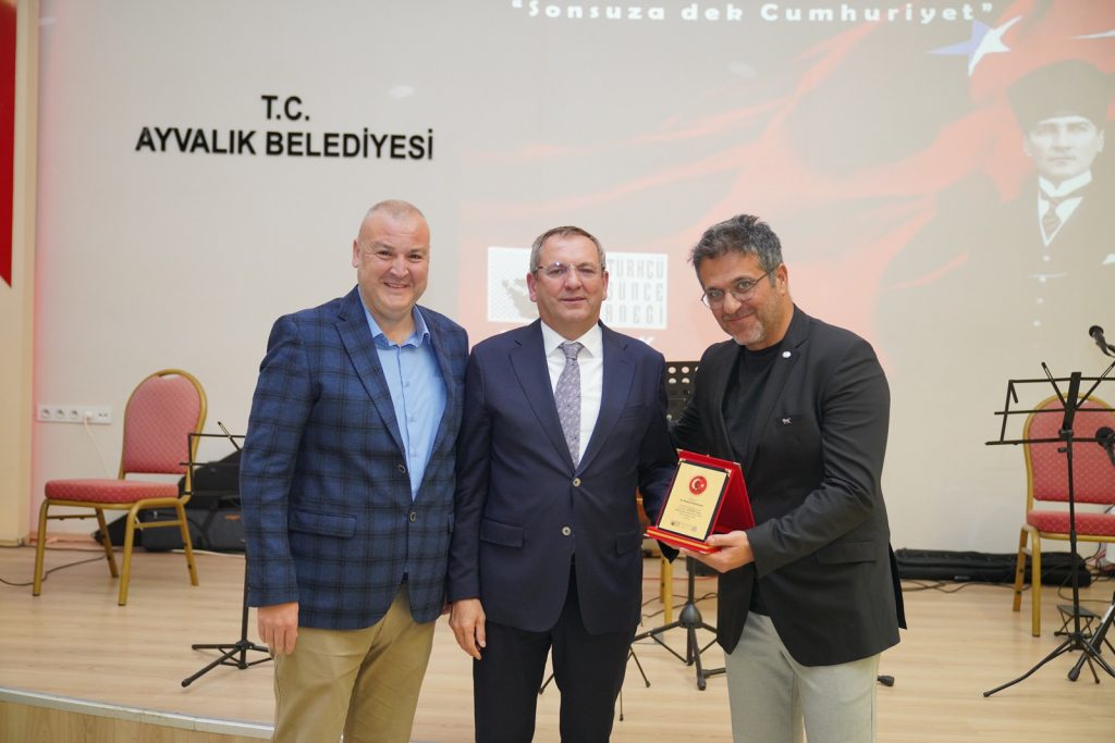 Cumhuriyet’in 102. yılı kapsamında, Ayvalık Atatürkçü Düşünce Derneği’nin ev sahipliğinde düzenlenen buluşma