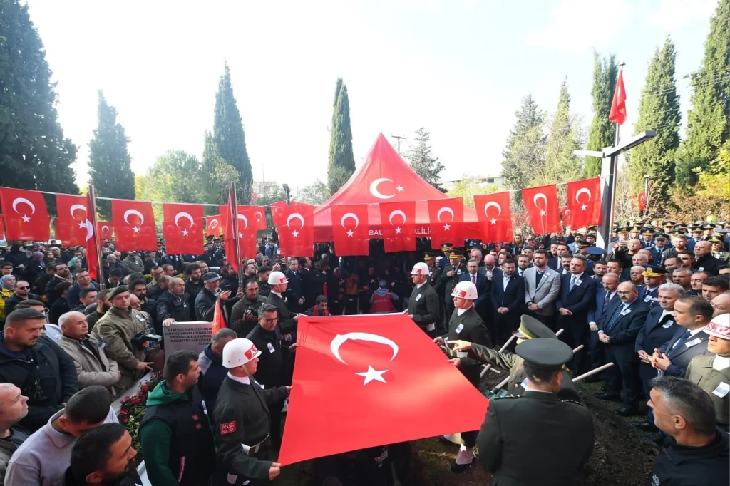 Balıkesir, şehit Uzman Çavuş Emre Sayın’ı son yolculuğuna uğurladı