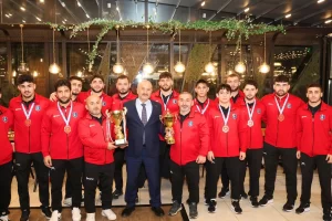 Başkan Büyükgöz şampiyon güreşçileri ağırladı