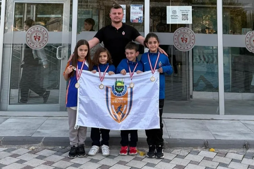 Bursa İnegöl’ün sporcuları yüzmede Türkiye dereceleriyle döndü