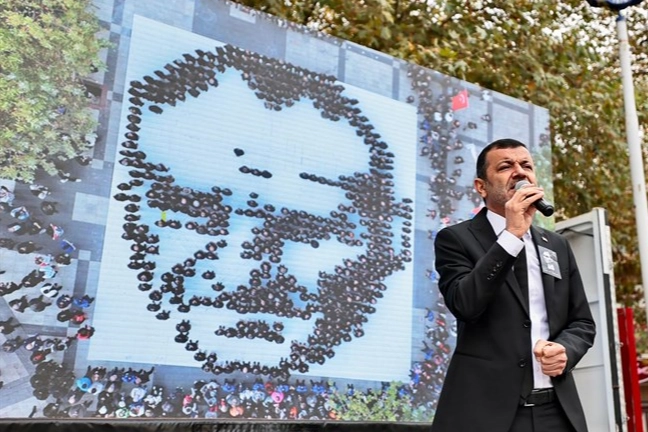 Denizli’de belediye personelleri Atatürk silüeti oluşturdu