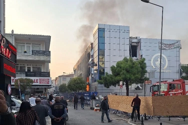 Düzce’de belediye binası yıkımında yangın paniği!